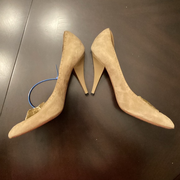 Gucci Beige Suede and Velvet Bow D’Orsay Pumps, Size 9B. - Picture 13 of 15